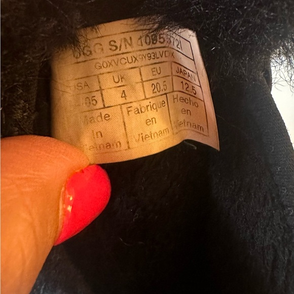 Baby girl Ugg shoes very soft enough confortable! - Picture 4 of 4